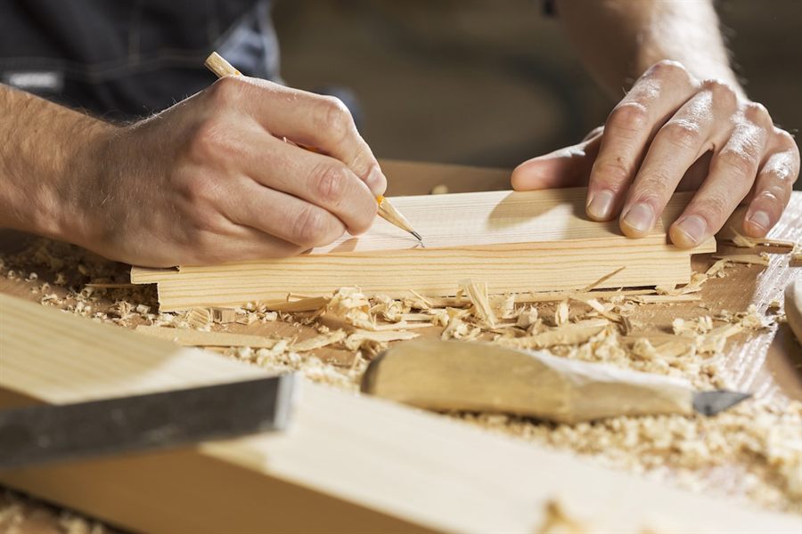 木材に印を付けながら加工の準備をする手元
